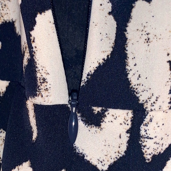 DKNY Women's Printed Flutter Sleeve Surplice Neckline Dress 10 - Picture 6 of 8